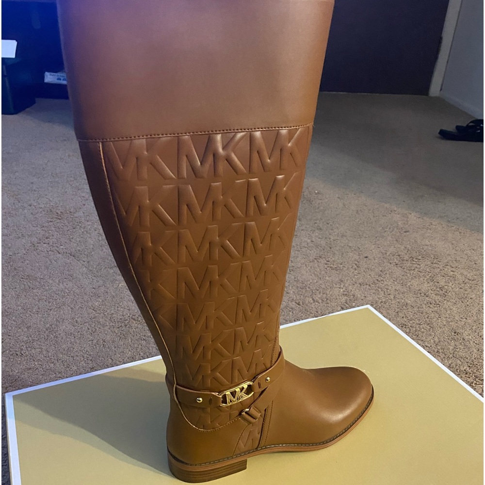 Luggage Color MK boots size 9m wm